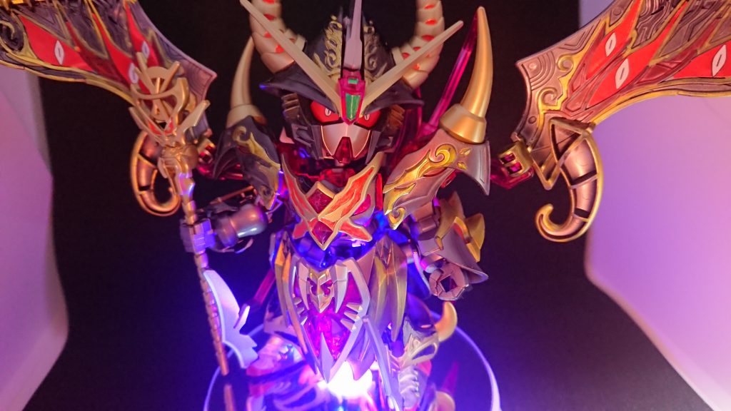 表紙用にとったもう一枚。やはり悪役はアヤシイ光がよく似合います。しかし、ナイトストライクとは色といい装飾といい対照的なキットでした。やはりSDは面白いです。