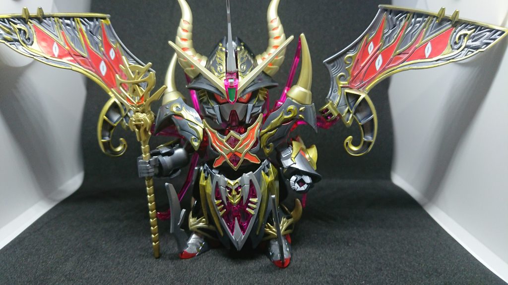 翼フルオープン。目はシールで妥協してます。