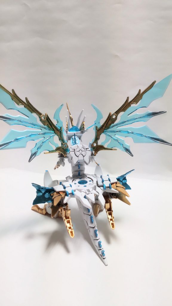 サンシャイングラスパードラゴンブルーだった部分を一部ゴールドに変更。ナイトストライクと合体(融合？)します感を出すために、肩鎧も装備してます。