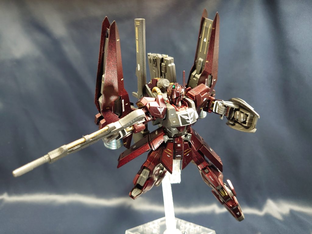 機体色は百式本来の金色ではなく、かつての搭乗者にして新生ネオ・ジオンの象徴にもなったシャア・アズナブルのパーソナルカラーである赤を基調とした物になっている。外見、装備共に百式の物がほとんどだが、レストアされているので近代の物に劣らない性能となっている。基本的な武装はビームライフル。