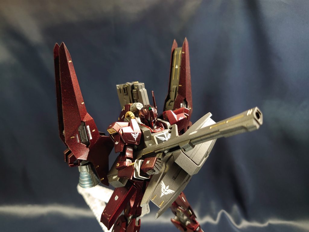 武装その2「クレイバズーカ」ビームライフル同様、見た目は旧式だがレストアによる近代化改修を受けている。名前の元になった粘着榴弾を廃し、純粋な弾薬を使用している。強力になった弾丸を一斉に発射する散弾攻撃はとても強力で、至近距離で当てることができればほとんどの機体に致命的なダメージを与えることができる。もう「散弾ではなぁ！」とは言わせない