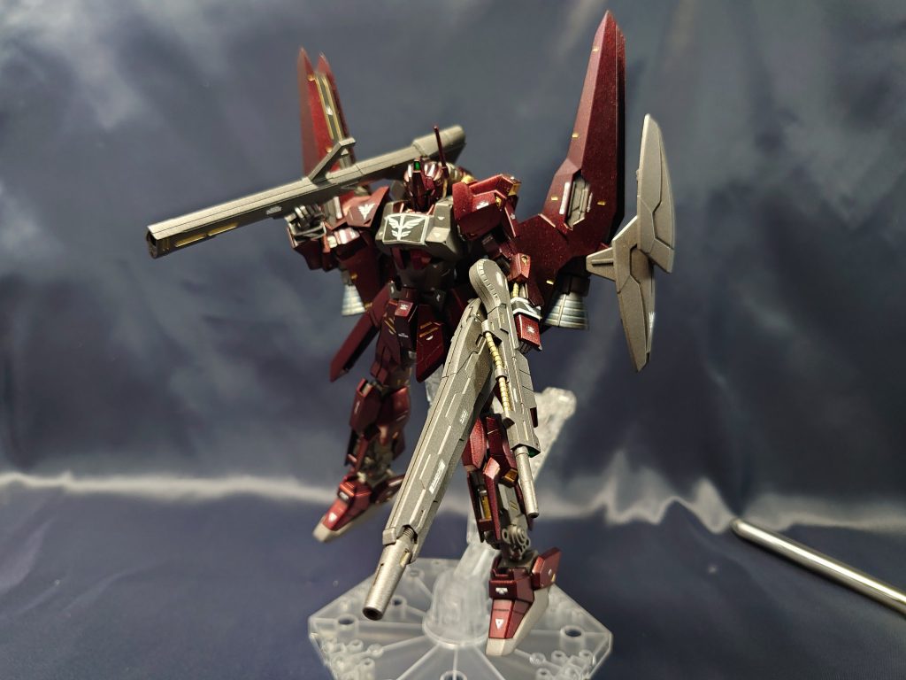 この砲身はメガ・バズーカランチャーと同じくバストライナーの流れを汲む装備であり、軽量化と火力の両立、取り回しの良さを追求した試作武装である。機体からのエネルギー供給によって発射されるが、メガ・バズーカランチャー同様燃費は良くない。５発までの連射が可能という点ではこちらが上だが再チャージできず、打ち切った後のデッドウェイト化を防ぐための分離機能を追加せざるを得なかった。しかし、その分威力は開発者お墨付きであり、上手く扱えば連射できる利点も合わさり、戦艦や拠点の破壊に一役買ってくれるだろう。