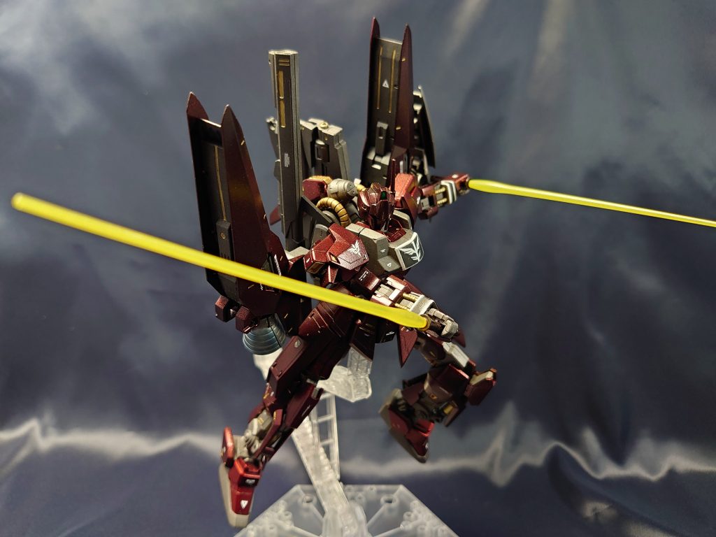 武装その3「ビームサーベル」最新のジェネレーターに交換されたことで高出力化に成功。遠隔操作でジェネレーターを起爆することが可能であり、敵に奪われた時や、対象に突き刺した場合に使用される。