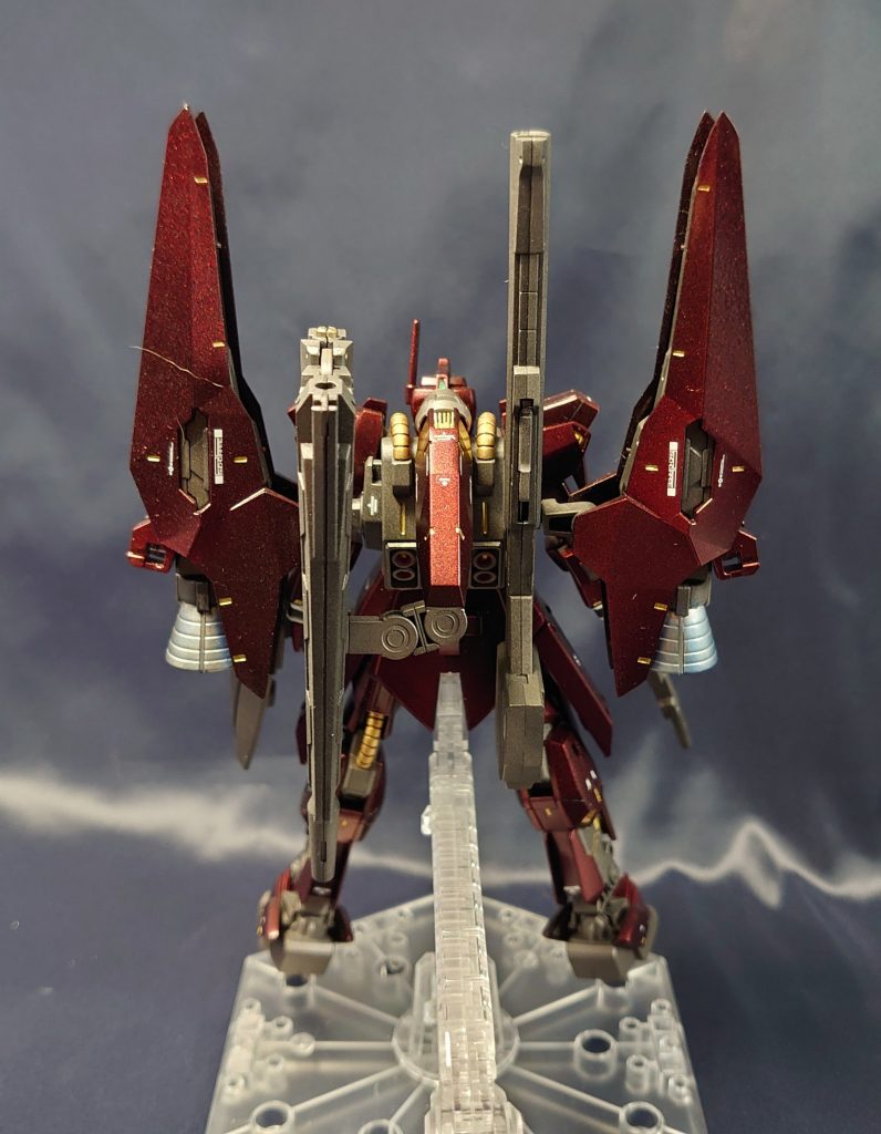 武装その4「可変式砲身」背部ブースターに連結された砲身は展開することで前方に移動し、砲撃形態となる