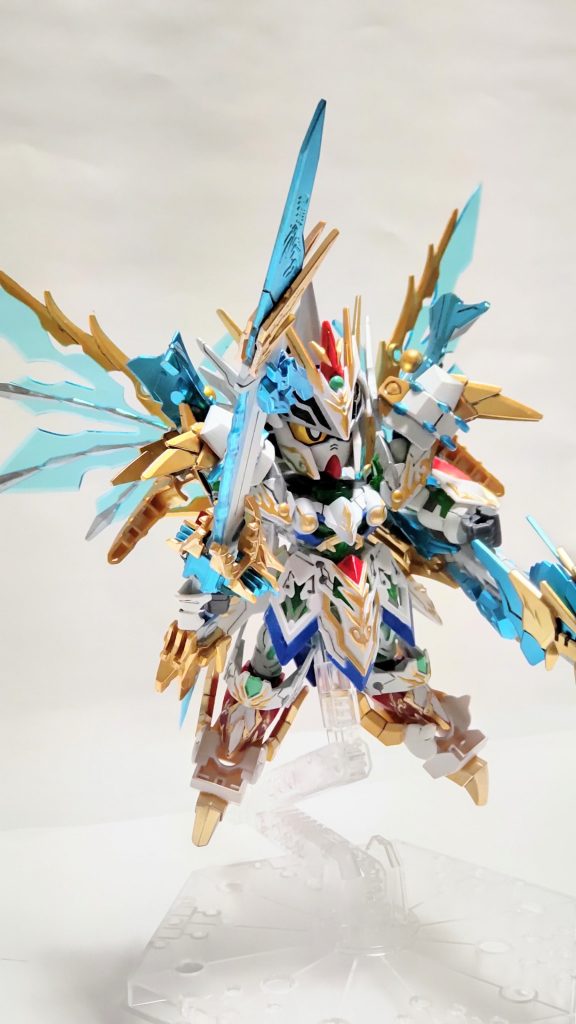 肩鎧とドラゴン足は磁石で着脱可能にしてます。ドラゴンの翼もバックパックを加工して着脱可能です。今回も固定接着は無しです。あと、大型剣はパーフェクト時に柄の下からビームの刀身がでます。(地味で分かりにくい…)今回は主に、龍賢劉備・武聖関羽雲長・ヴァルキランダー・アヴァランチレックスバスター等を使いました。今回の塗装はマーカーとマーカーエアブラシ、つまようじで行いました。特につまようじは大活躍で、金の装飾部や細~い部分はつまようじがないとできませんでした。マジで発狂寸前の地獄の塗分け………でもやりきった！！