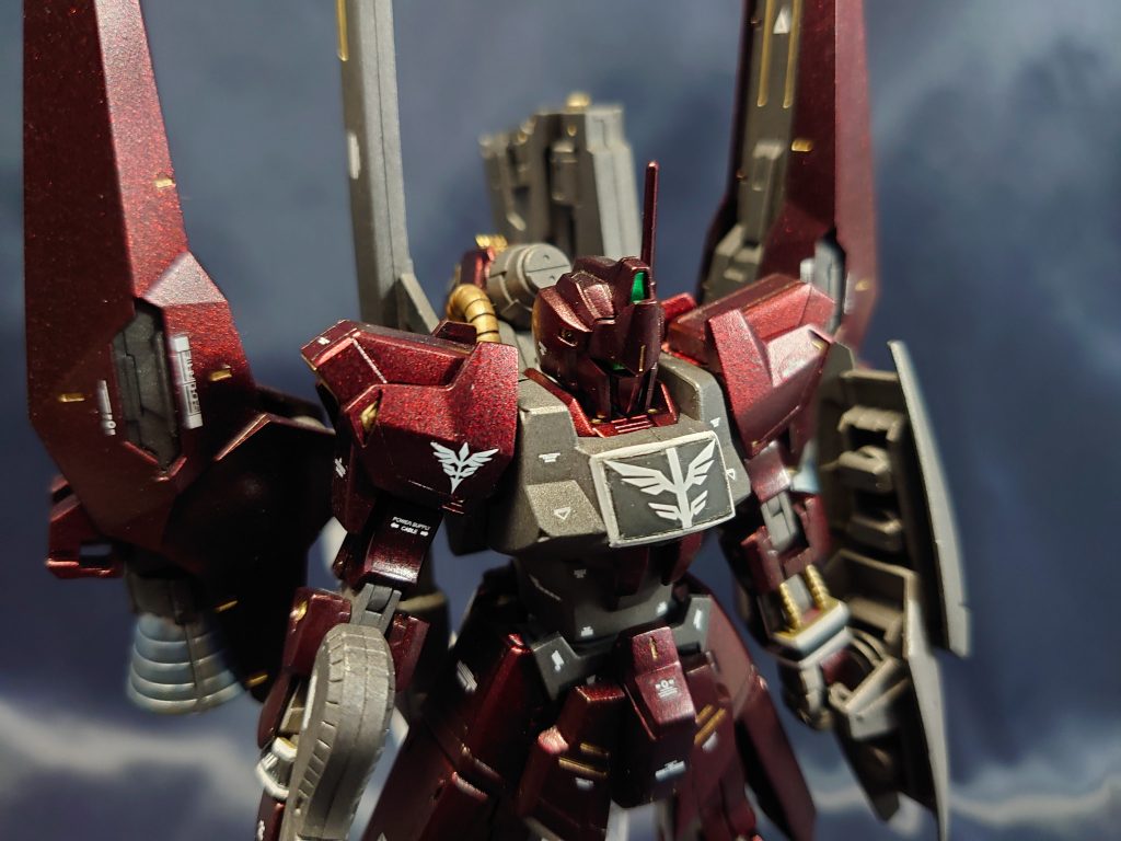 ちなみにアナハイムはこの機体について、「袖付き部隊に強奪されたデルタプラスの古いテスト用機体であり、奪取されたときはバラバラの状態だった。我々の作った機体ではないので無関係である」とのこと。良くも悪くも、いつものアナハイムであった