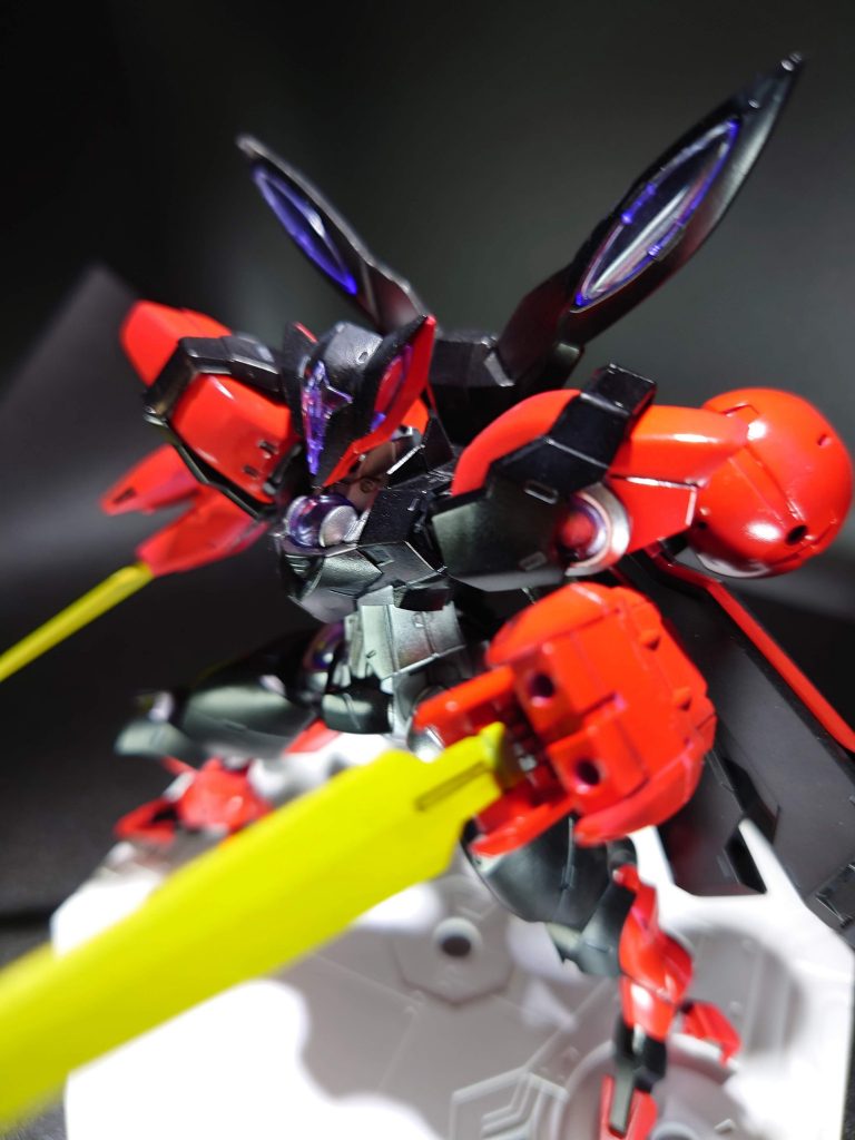 戦闘時をイメージしてのポーズ。可動域も広くて色々なポーズが取れる良いガンプラです。