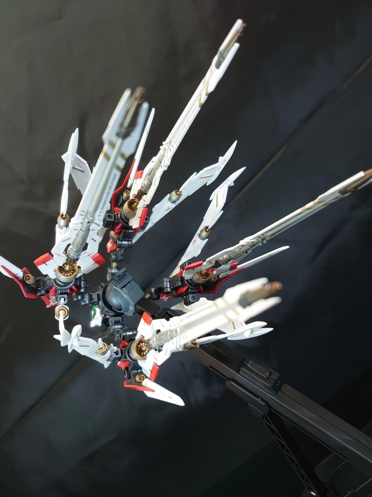 エクリプスガンダムに合体させるジョイントがむき出しなので手を加えようかと思ったが、合体して飾るから諦めました。