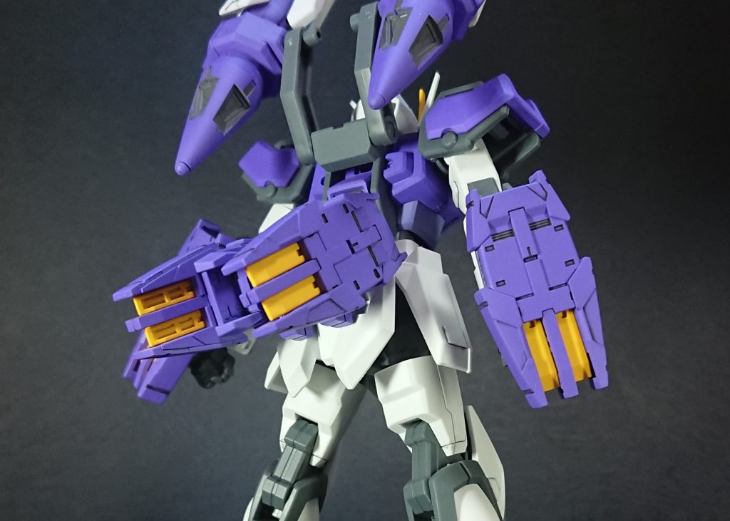 スタンガンは一発ずつの使い捨て、みたいな妄想で腰部には交換カートリッジを装備してます。自分的にはチャームポイントです。ここまで見ていただきありがとうございました。コメント、いいねいただけると制作の励みになりますのでよろしくお願いします。