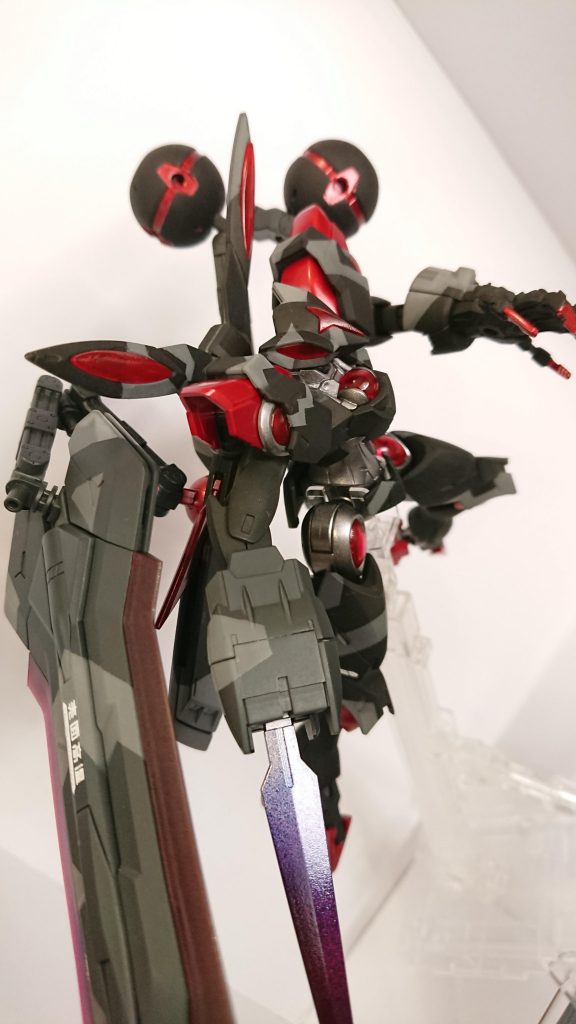 ポージングやっぱりガンプラは楽しいですね。次はグレモリーあたり作ってみたいですがキットが…w 