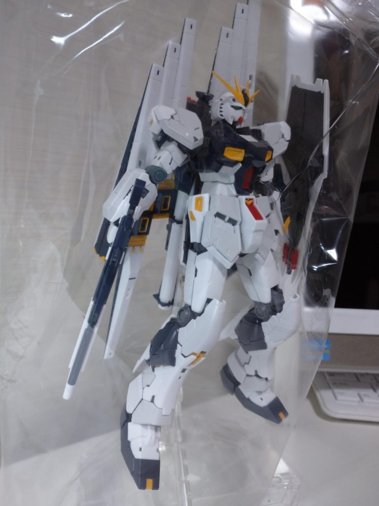 とまあ要するに、フィンファンネルの装着を少し自分なりにしただけの素組です。次はポーズをもっと考えて撮影しようと思います。