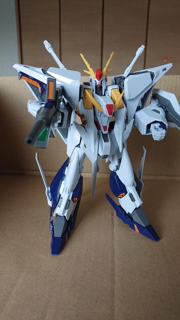 ビームライフルを構えて攻撃！※尚画像上げてませんが平手、ビームサーベル、フライトフォーム用のパーツが付属。差し替えでフライトフォームに変形可能です！ 