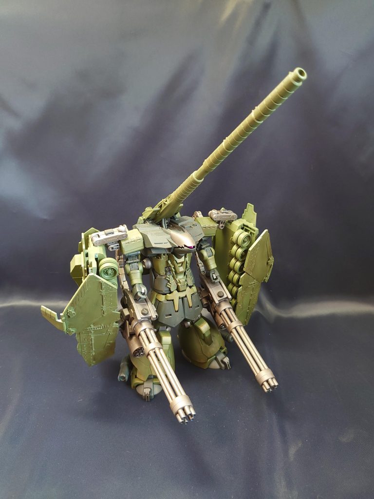 ヒルドルブから引き継いだ上半身には最大の特徴である長大な砲身をそのまま装備、状況によって様々な弾薬を換装して射出する。また、ドムシリーズの下半身を利用したことにより、平地以外でも砲撃戦を行うことが可能となった。