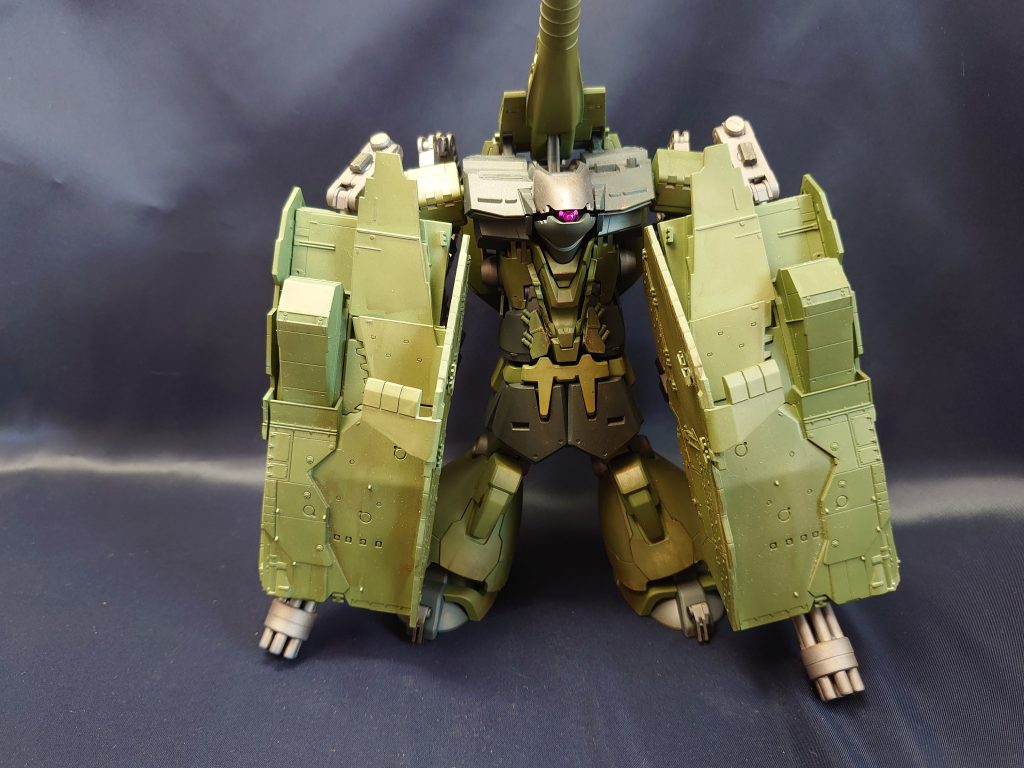 肩部にはヒルドルブの戦車の装甲が流用されており、機動性の低いヴァルファズルを側面からの攻撃だけでなく、前面や後面に展開することであらゆる攻撃から身を守ってくれる