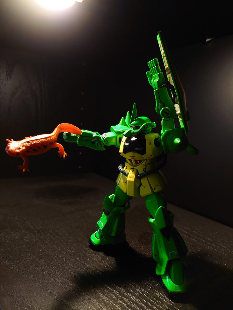 さすがはジオンの科学技術力。この容積でも腕の中に収納可能な設計がされているようです。