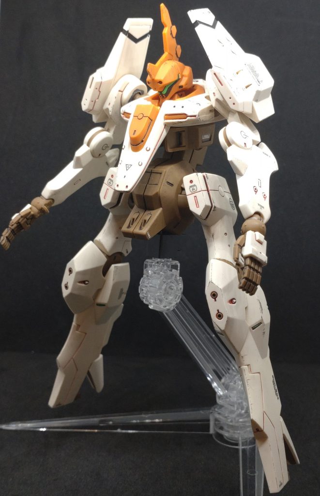 成型色活かし、部分塗装とデカール、軽いウェザリングで完成させました。