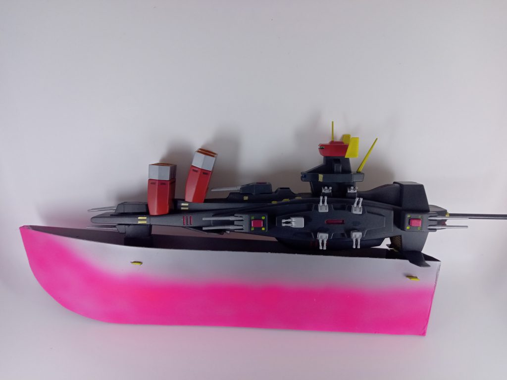 刀身は両舷にある副船橋?をビームサーベル発生機として使っています、磁石により付け替えます。