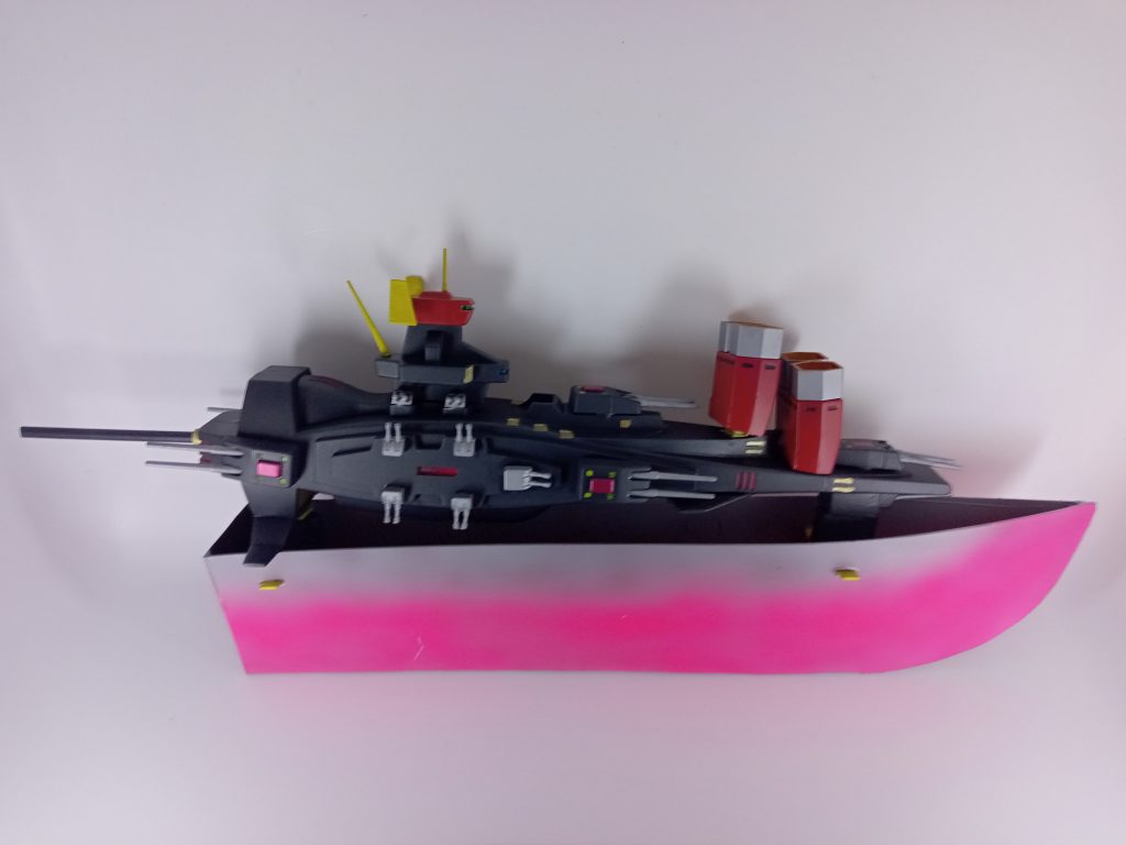 刀身の振るスピードを上げる為にマゼランのブースター取り付けました、どこかで見たことがあるような?ブースターに磁石を仕込んでいたのですが中の接着剤が剥がれてしまってマスキングテープで仮止めしてあります。刀身は透明な下敷きを加工して作りましたが、塗装してしまったらプラ版でよかったと思いました。