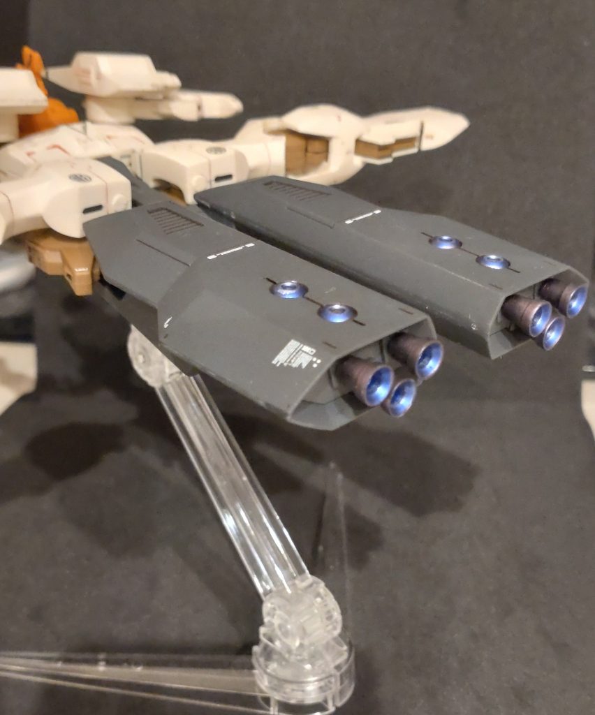 バーニア内部はガンダムマーカーのブルーメタリックで塗りました。