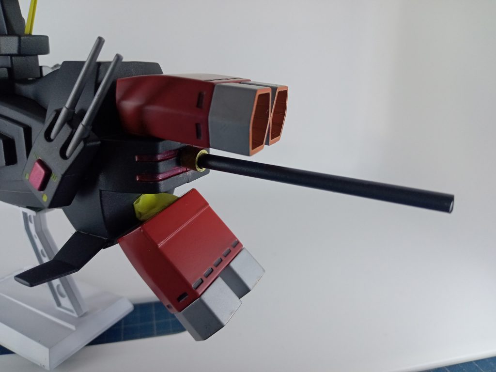 持ち手はプラ棒をくっつけました。ここも磁石が取れてしまいマスキングテープで仮止めしてあります。