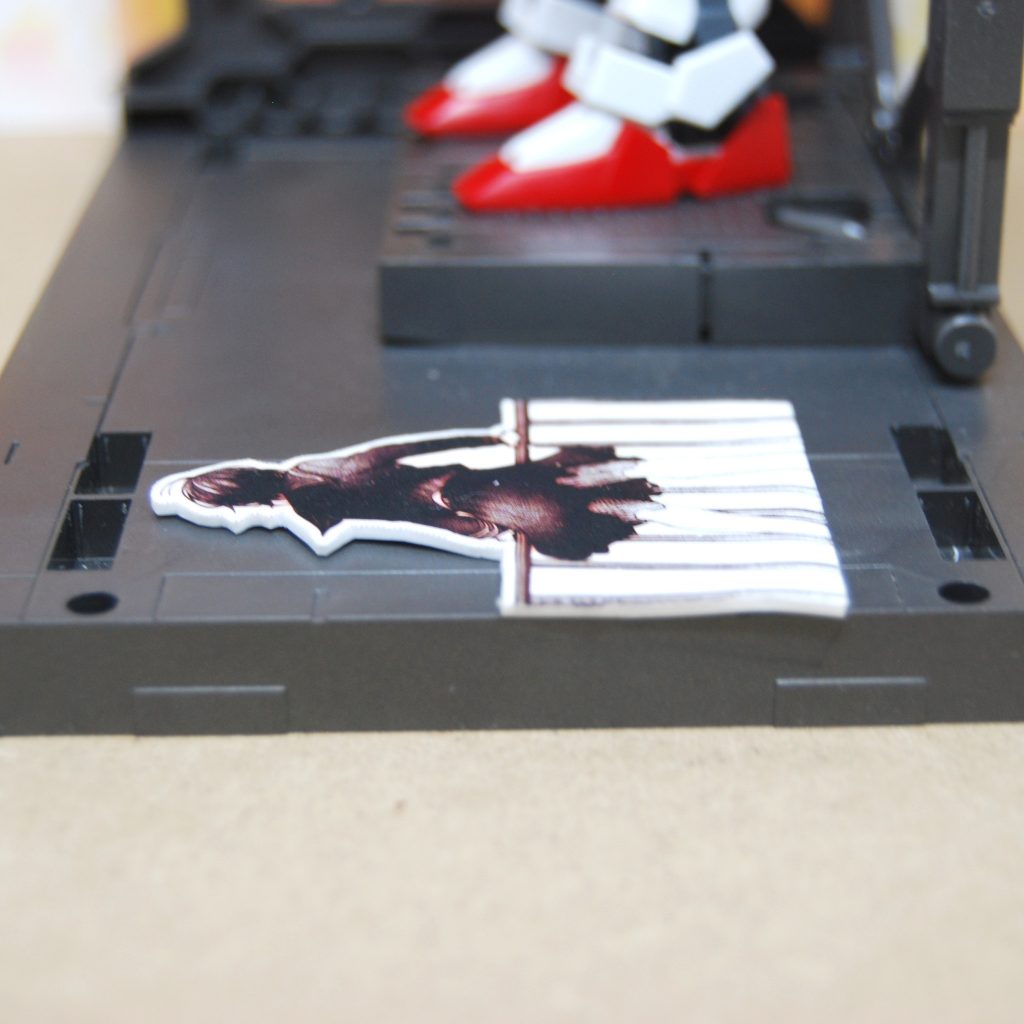 　今回の主役である神崎さん（当時14歳）は、わざわざ熱で縮むプラ板に印刷して焼いたものです。厚紙の方が絶対に撮影の自由度は上がったはずですが、なんか変に「ここはプラでやりたい！」とこだわりが過ぎてしまって…（汗）。　覚悟はしていたものの、ここまで縮んでしまうと遠近法と被写界深度を駆使して撮影することとなり、なかなか苦労しました。でもこれ以上は大きく作れないんですよ…。