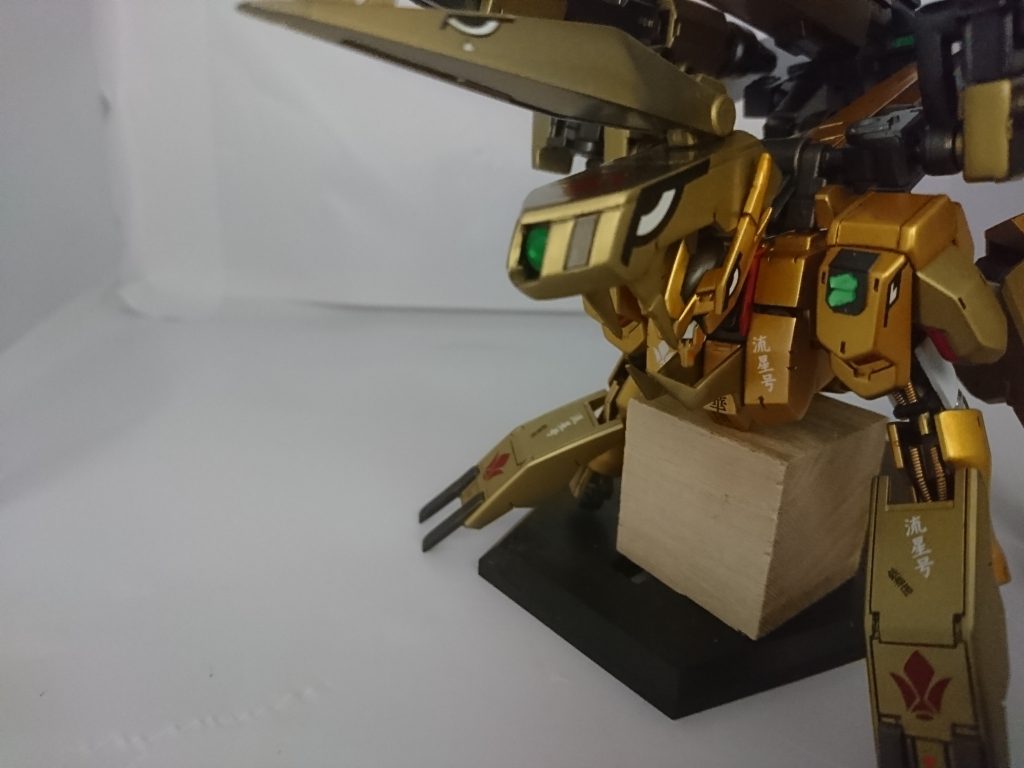 獣形態の頭に、モノアイを仕込み肩にもセンサーぽいもの（ツインアイ×2）をつけて、命中率が上がればと。