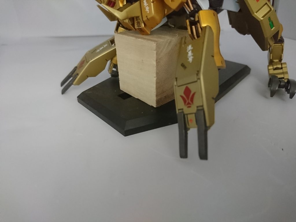 前足の爪はじめ、各所　鋭角化、延長工作も施してあります。地味ですが、ゴールド塗るので、珍しく1000番までヤスリました。