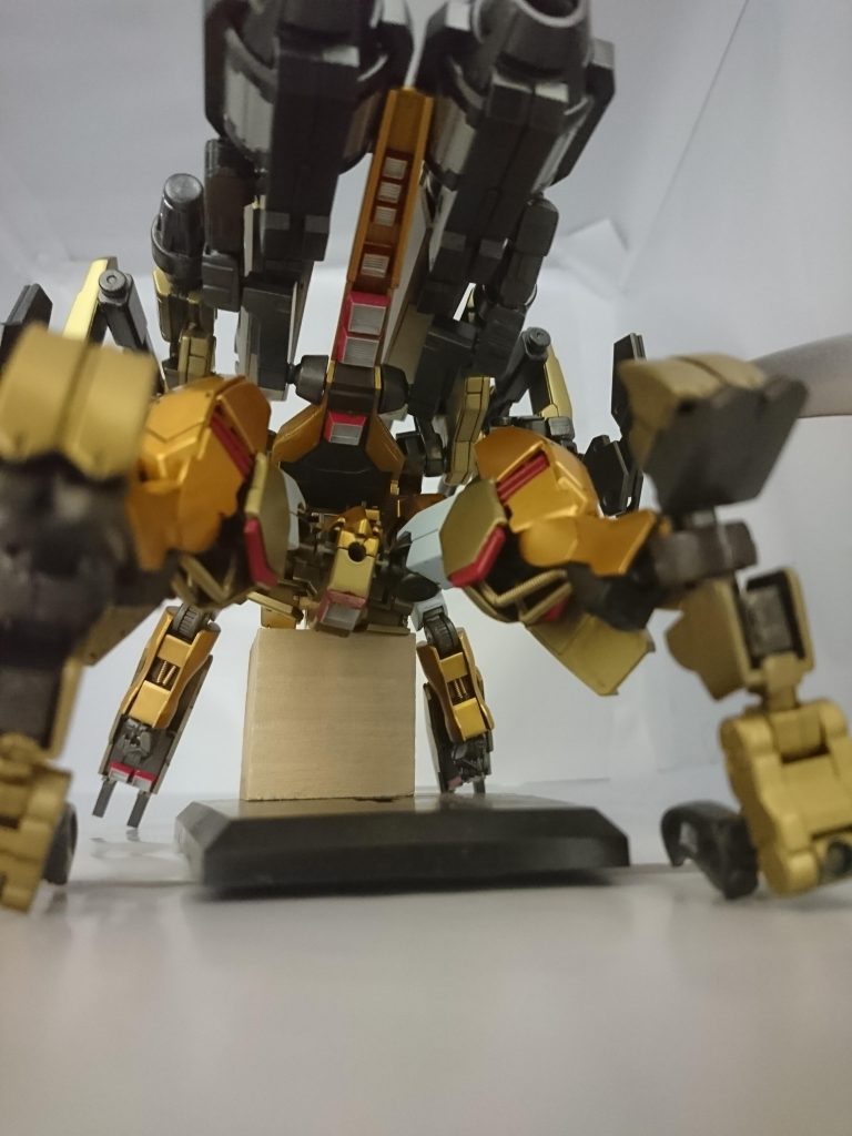 おしりとしっぽの裏側、腕のシールドの裏側には、バーニアを追加。両足の外側には、アリオスのパーツを追加。獣形態のときに、ホバー移動できねぇかな…とイメージ