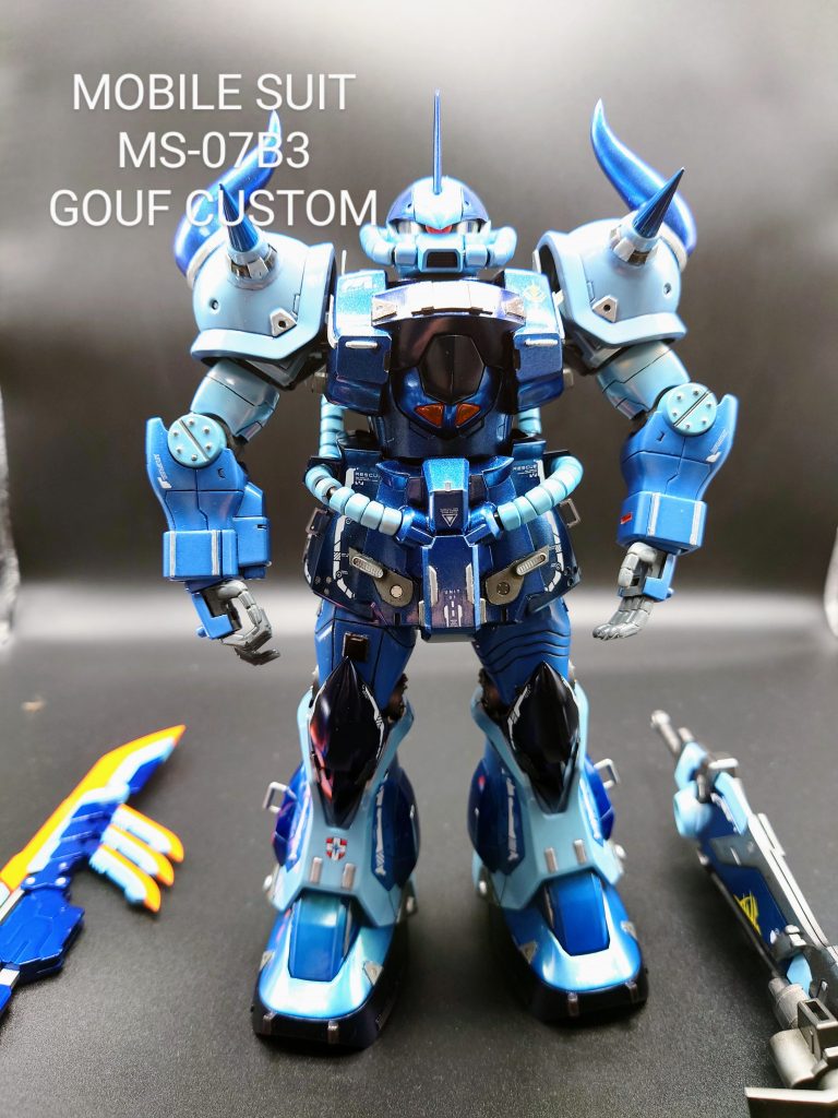 素立ちでもかっこいいですね。今回タイトルにもあるように初めてのキャンディ塗装に挑戦しました！ユーチューバーの方から学び丁寧に丁寧に塗装していきました。ちょっとした配合、濃度、下地で色ののり方や見え方がかなり変わってくることを学びました！パーツごとの青の違いについて楽しんでいただけたら嬉しいです！そしてもう一つこだわったのが両肩の角です！もともとの角よりかなり大きく、パテで形成しています。いやー、大変でした。左右対称であるかや、形状（尖り方や全体とのバランスなど）色々試行錯誤してかなり、時間をかけたところです。