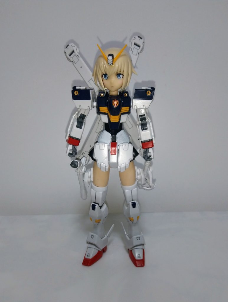 素立ち正面。今回はクロスボーンガンダムの腰パーツを太ももに持ってきてみました。スティレットの胴パーツは一部に青いパーツが使われていましたが、シルバーのスプレーを下地に白のスプレーを吹いたのですが、やや粗が目立ちますね……。この上からガンダムマーカーのニューホワイトで上塗りすれば良かったかな……?さらに言えばクロスボーンガンダムの股関部のパーツももう少し上が良かったかな……?完成してから色々と粗が見える……(;´Д`)