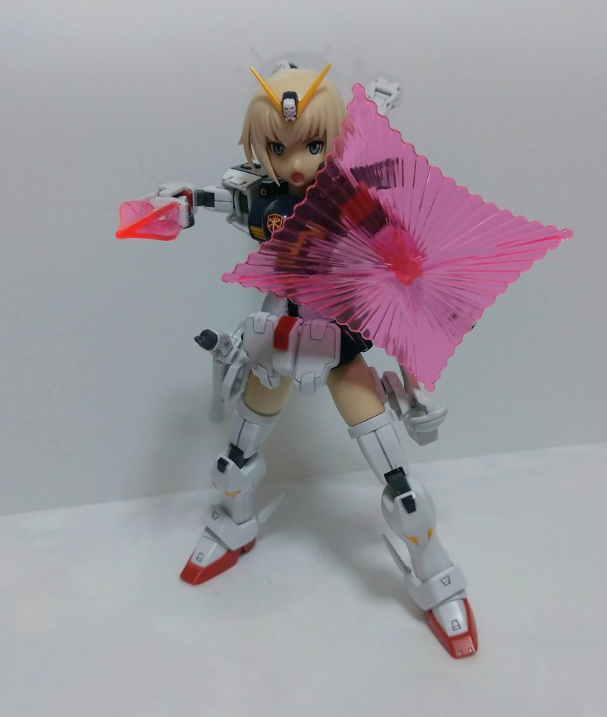 ビームシールドとブラッドマーカー展開っ!某ネオアメリカンなガンダムを彷彿とされるパンチ攻撃。本当は脚からダガーも出したかったのですが、パンツが見えるためレギュレーションを意識して自重。