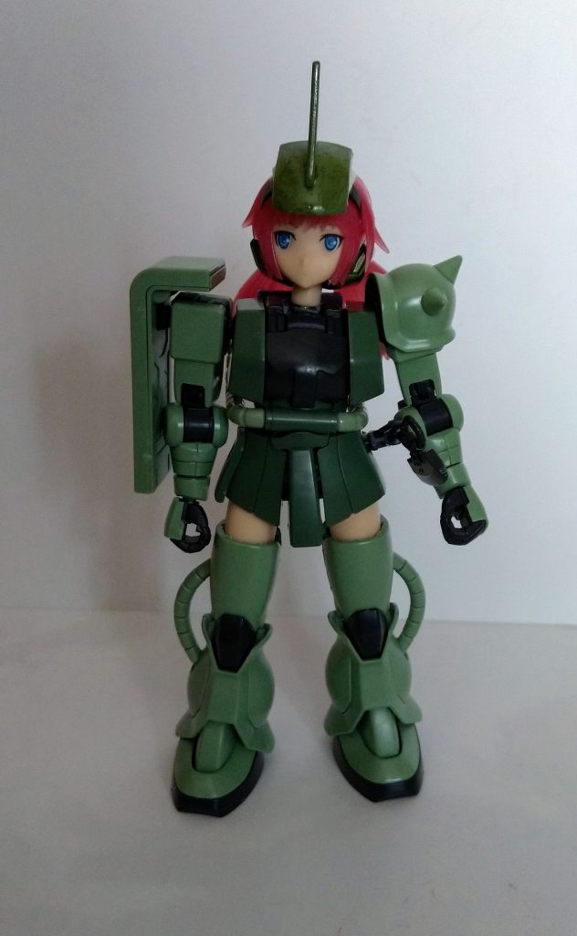 まずは正面素立ち。ザクの素体にアーキテクトの頭とメガミデバイスの太ももにを付けただけの簡単設計となっておりますが、その首を取り付けるのにやや苦労しました……(；´Д｀)人によってはFAGの素体にザクのパーツを纏わせるといった技法を使った作品も見ましたが、私にはそんな技術はありませんでしたww額にはSDシャア専用ザクのパーツをガンダムマーカーの「ザクライトグリーン」で塗装して接着しています。一応ツノは取り外し可能となっています。素体がザクだからなのか、やや寸胴な感じが否めない……(；´Д｀)