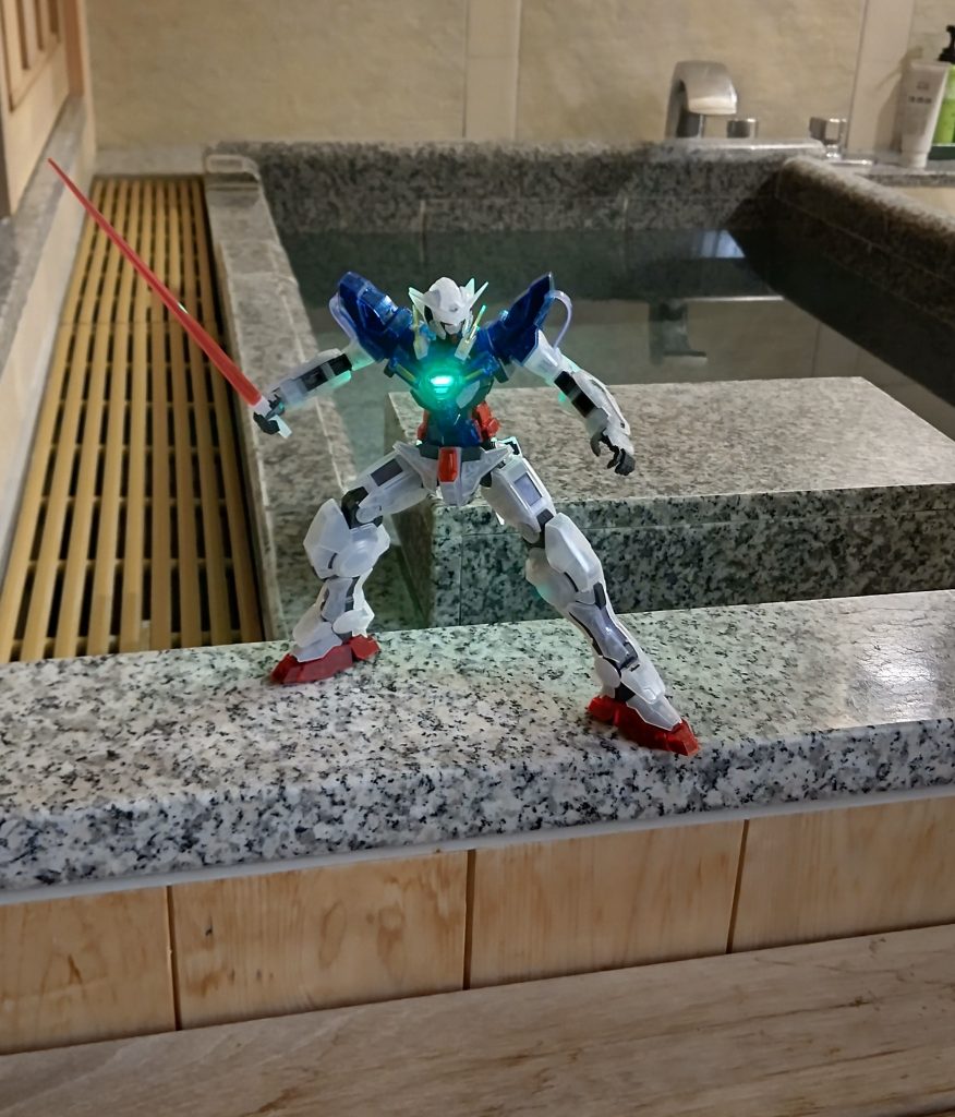 二泊では武装までは出来ませんでしたが、本体までは、出来たので温泉バックにパシャリ無事GNドライブまで点灯すること出来ました♪