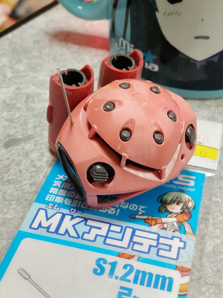 S型なんでアンテナ立ててみました。この後、基部にメタルパーツを付けるようにしました。