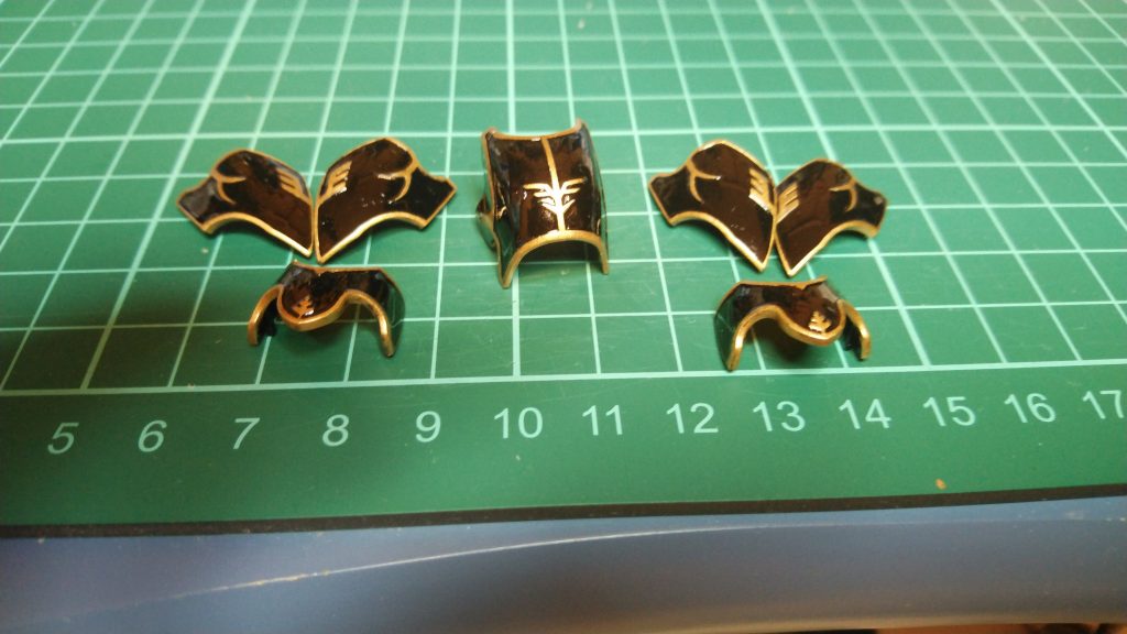 今回は初のエングレービング塗装に挑戦しました♪まず、水性ホビーカラーのゴールドで全体を塗り、その上からエナメルブラックを塗り、エナメル溶剤でゴールドを出しました♪