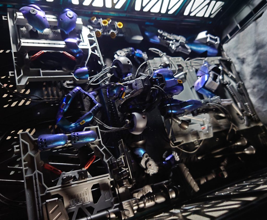 ケンプファーの魅力は無限大パート3 です。バラバラに輸送された機体を、町工場で組み立てる。そんなイメージのジオラマです。劇中シーンを忠実に再現するのではなく、立体物のリアリティを求めてらしくしてみました。