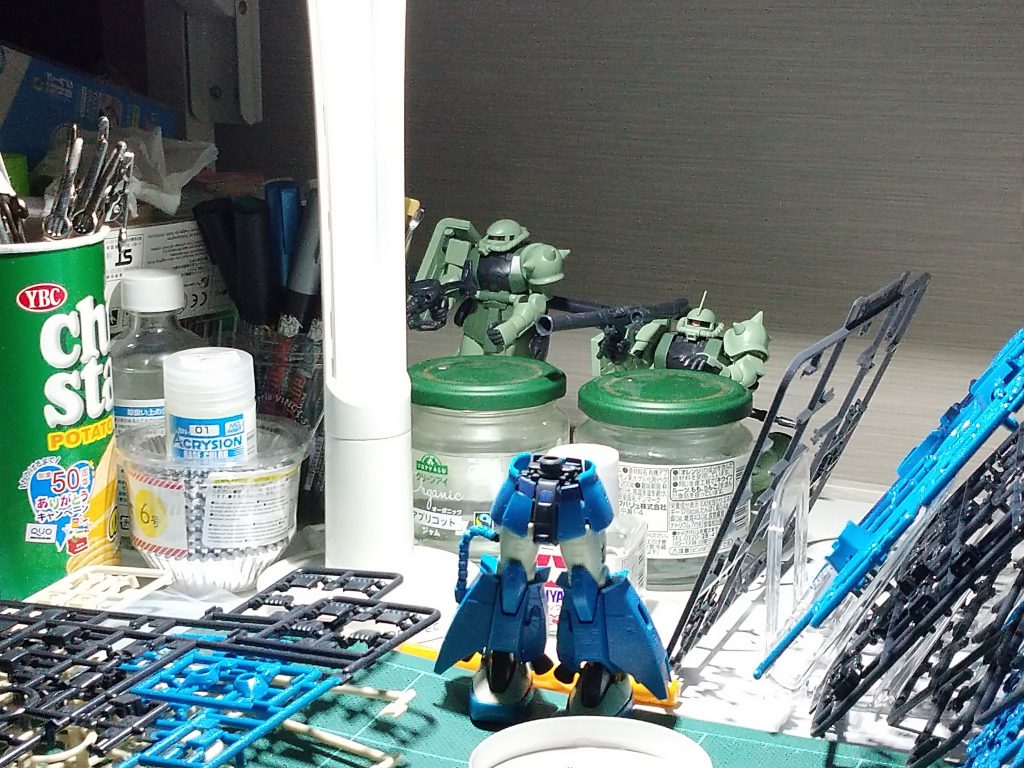 私なりの答え、HGザクの正しい取り扱い方。複数並べて、そのへんをウロウロさせる。なんかマスコットキャラクター的で可愛いと思います。