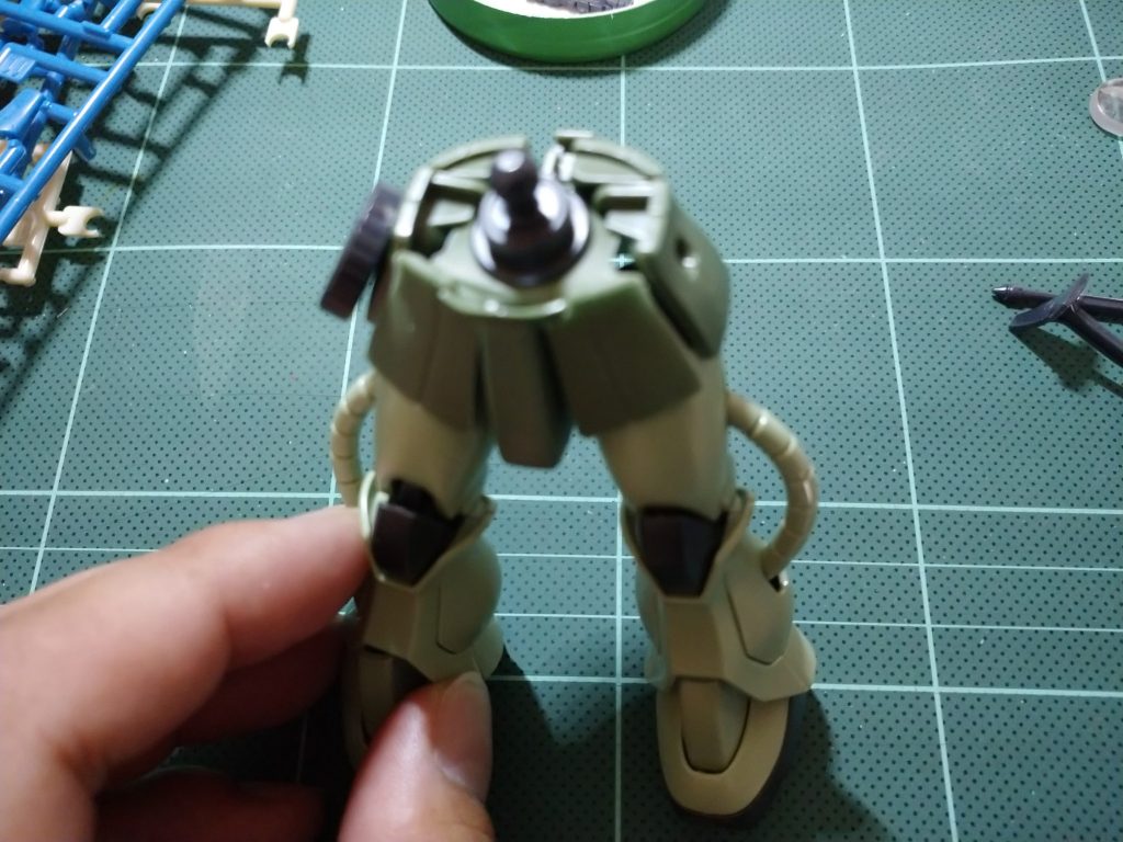 スカートは、プラとゴムを選べます。ゴムだと武装を付けられないので、プラを選んだのですが。前スカートを根本から致命的な切り方をして、付けられなくなりました。そこで、ゴムパーツの後ろのスカート部分だけカットして、前スカートのみゴム仕様で組み込みました。前スカートは元々武装付かないので結果オーライでした。