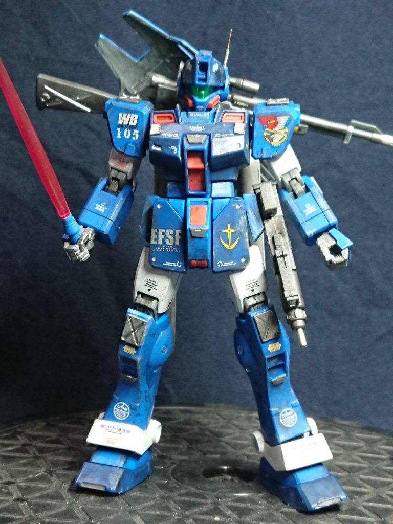 武器と左右腰アーマー、バックパックに磁石を内蔵させ、取り付けられるように加工してます。