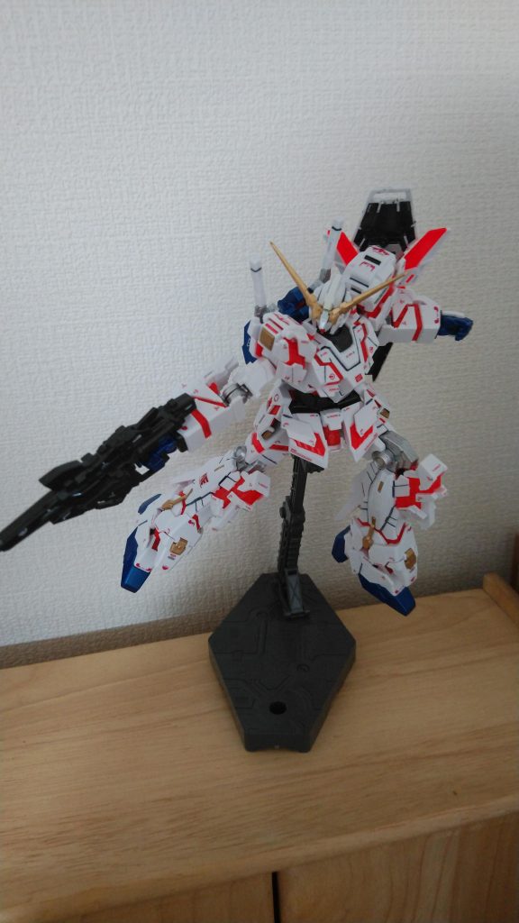 サイコフレーム部は蛍光レッドで塗装しました。