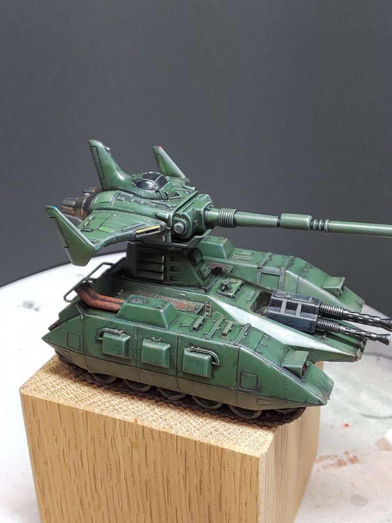 ﾏｾﾞﾗﾍﾞｰｽは左右の駆動ﾓｼﾞｭｰﾙでｾﾝﾀｰﾓｼﾞｭｰﾙを挟む形の三胴式車体で、これは前身のﾏｾﾞﾗのまま。差異はﾏｾﾞﾗではｾﾝﾀｰﾓｼﾞｭｰﾙ後半がﾕﾆｯﾄ式の多目的ﾌﾞﾛｯｸ収容ｽﾍﾟｰｽだったのに対して、ﾏｾﾞﾗﾍﾞｰｽではそこにﾏｾﾞﾗﾄｯﾌﾟ用の物資とそれを補給するためのシステムが占めていることだ。ﾏｾﾞﾗﾄｯﾌﾟへの補給は自動化されてはいるが、それ自体の操作/監視はｵﾍﾟﾚｰﾀｰの役割である。それらシステムを含めたｾﾝﾀｰﾓｼﾞｭｰﾙの電力確保のためのエンジンが一基あるが、基本的に駆動ﾓｼﾞｭｰﾙとは独立した回路となっており、駆動ﾓｼﾞｭｰﾙの電力はそれ自身で賄う。