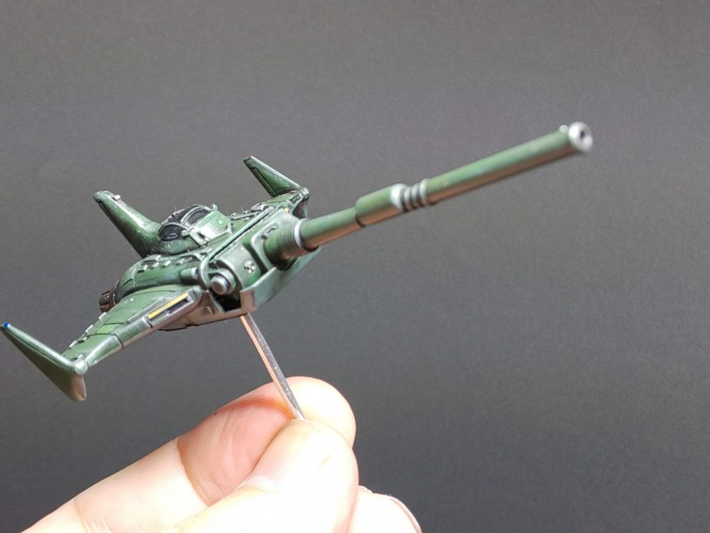 ﾏｾﾞﾗｱﾀｯｸがﾏｾﾞﾗｱﾀｯｸであるためのアイデンティティたるﾏｾﾞﾗﾄｯﾌﾟは航空機搭載砲としては破格の175㎜滑空砲を装備している。これは既存の地上車両に対してというより進駐、進攻いずれにしても必ずいつか出現するであろう連邦製MSに対抗するための装備である。MSと言えど地上車両同様にﾄｯﾌﾟｱﾀｯｸに弱いことは明確でもありまた、歩行というシステムゆえに脚部への攻撃も有効である。ﾏｾﾞﾗﾄｯﾌﾟは地上滑空機としての性能が特に優秀であったため、高速を生かしての敵MS脚部への肉薄攻撃も多用されていたようである。その場合は我が身がMSからのﾄｯﾌﾟｱﾀｯｸにさらされるのではあるが…。