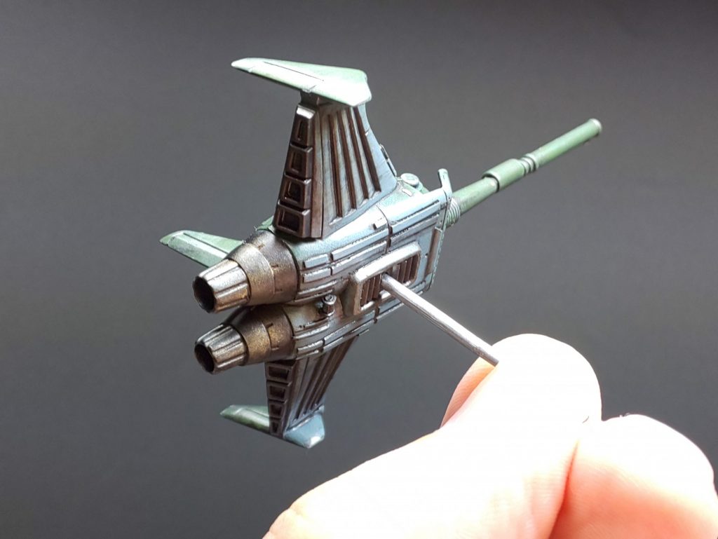 主砲搭載部回りや各部に設置されているｴｱｲﾝﾃｰｸからの空気量は、見た目よりも充分吸入出来るﾒｲﾝｴﾝｼﾞﾝの推力はこのサイズでは充分なものである。しかし、ﾏｾﾞﾗﾄｯﾌﾟの最高速度は全備状態で350㎞/h。地上車両を相手とするには充分な速度かもしれないが、この時代の航空機としてみた場合 とてもではないが空戦などもっての他であろう。一応は低～中空域において空戦可能とされているが、それはあくまでも“可能”なだけである。では何故 こんなことになっているのであろうか。それは 限られたサイズに無理矢理な装備のﾊﾟｯｹｰｼﾞﾝｸﾞからデザイン的に矛盾が生じているためで、そもそも空力的優位性はほとんど無く、翼下と翼後方のジェットホバーで空中機動を補助している有り様では敵戦闘機の格好の餌食となるのは日の目を見るより明らかである。先にも書いたがﾒｲﾝｴﾝｼﾞﾝ自体の推力は決して非力な訳ではなく、この無理なデザインがオフトレードとなっており以下に記すように そのパワーを分散させる羽目になっているのである。翼のジェットホバーの推力はﾒｲﾝｴﾝｼﾞﾝからの振り分けでまかなっているため、空戦のような機動を繰り返すと燃料消費量は増大し継戦時間は15分どころではなくなってしまう。そして自慢の主砲も爆撃機等には有効だろうが空戦では役に立たない。自衛と対人対物用の副武装として20㎜機関砲を一門、主砲同軸で搭載しているが この弾薬搭載量も1200発と少なく 連続射撃6秒を待たずして撃ち尽くしてしまう。ただ、これらの欠点はﾏｾﾞﾗﾄｯﾌﾟを航空機としてみた場合の話で、ﾏｾﾞﾗﾄｯﾌﾟはあくまでも地上車両を相手にする移動基地付きの地上襲撃機または地上滑空機であることが大前提で、その角度からみればかなり優秀な兵器であることをあらためて記しておく。