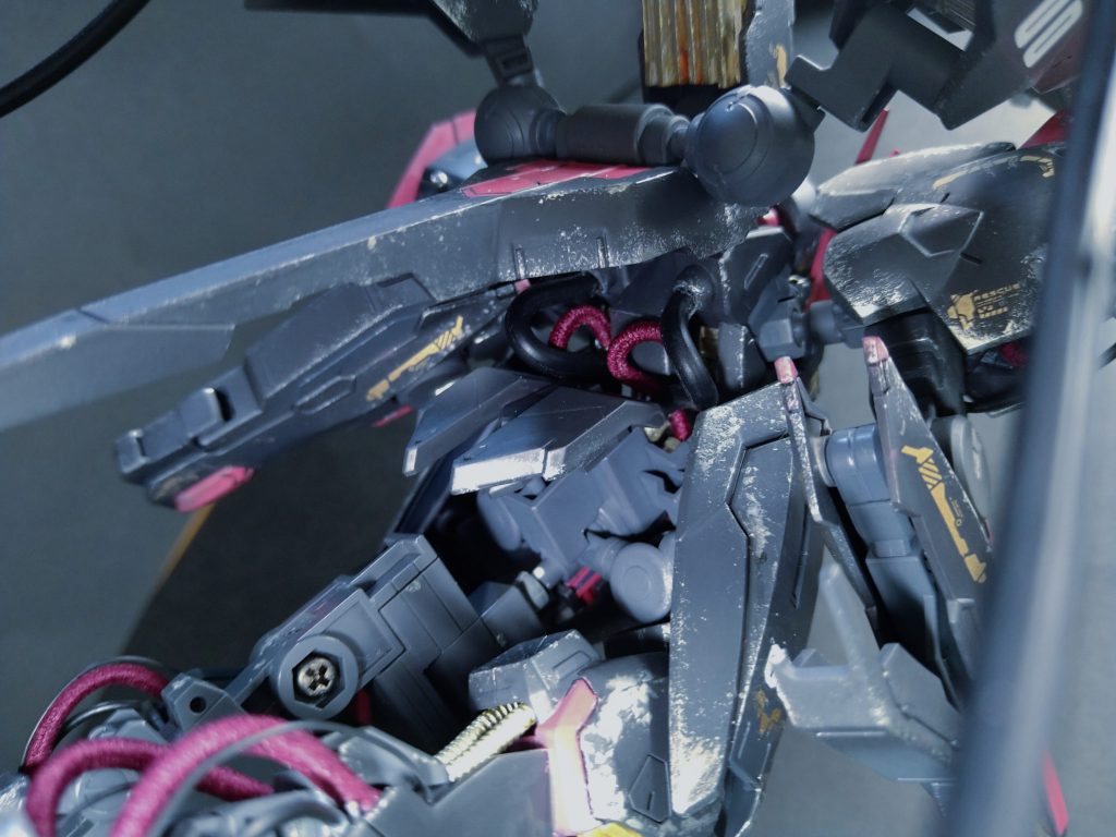 かろうじて胴体のパイピングが見える角度…！？