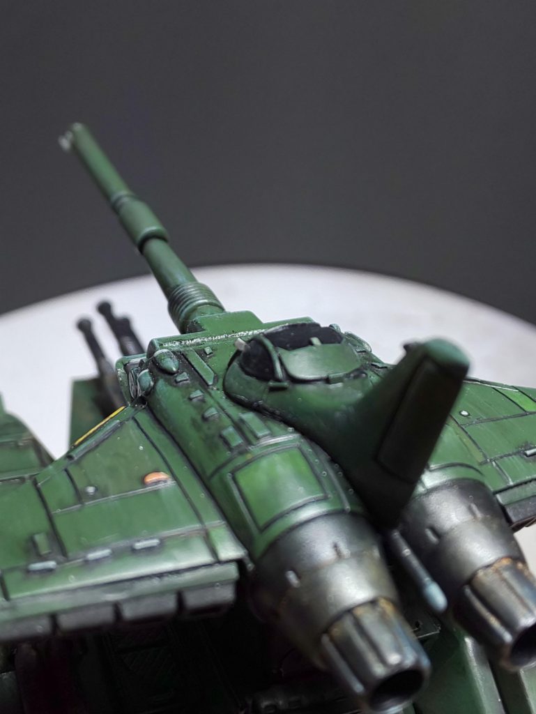 地上襲撃機として機体下面の装甲化は当然として、ﾏｾﾞﾗﾄｯﾌﾟでは上面各部も装甲化している。これは先の地上滑空での対MS運用のためでもあり、敵戦闘機に対しての用意でもある。ｺｸﾋﾟｯﾄ後方は装甲カバーを取りつけたので後方視界が悪くなってしまうためにﾊﾞｯｸﾐﾗｰを装備。さらに上方監視カメラも設置している。ｺｸﾋﾟｯﾄｶﾞﾗｽ上面を肉厚にして固定してあるので搭乗は左右どちらかからとなる。(後に左側のみになる)また敵からのシーカー式ミサイル等への対処として機体上面に6基のマルチディースチャージャーを装備している。主にチャフ弾やスモーク弾等を装填している。変わったものではﾌﾘｰｼﾞﾔｰﾄﾞの航空機版とでも言えそうなリキッド弾なるものがある。この弾種は空中にて展開する強い粘着性のあるスライム状のもので、敵機体にかかると粘着後 硬化し、それらの機能を著しく妨げる。特にフラップ等の動翼やｴｱｲﾝﾃｰｸなどには効果絶大である。ｺｸﾋﾟｯﾄと同じﾕﾆｯﾄとして後方に位置する垂直尾翼はｺｸﾋﾟｯﾄを補強するﾌﾚｰﾑを共有する形になっており、中空ではあるがぶ厚いデザインとなっている。その垂直尾翼の方向舵は左右に別れｴｱﾌﾞﾚｰｷとして機能する。同じくﾒｲﾝｴﾝｼﾞﾝ上部にもｴｱﾌﾞﾚｰｷが設置されている。ちなみにﾏｾﾞﾗﾄｯﾌﾟ単機での地面への着陸はﾄﾞｯｷﾝｸﾞﾌﾞﾛｯｸと両翼端下部から出るﾗｲﾅｰｽｷｯﾄﾞでこなす。翼下ホバーでの垂直離着陸が可能なので緊急時以外は特に単機着陸に問題はない。