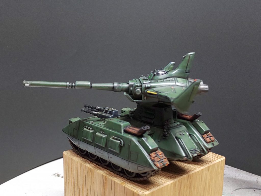 地球進駐が急遽“進攻”に変わり 降下作戦の準備が慌ただしくなった際、極初期型と呼ばれるﾏｾﾞﾗｱﾀｯｸは搭載ｴﾝｼﾞﾝの変更やﾏｾﾞﾗﾄｯﾌﾟへの補給システムの組み込みなど計画されていた量産に際しての改修ラインが間に合わず、それを施さない試作型のままで必要数 増産されて第一次降下作戦に投入。多くの書物にある、戦闘時間5分やﾏｾﾞﾗﾄｯﾌﾟは旋回出来ない、ﾏｾﾞﾗﾍﾞｰｽにはﾄﾞﾗｲﾊﾞｰがいない等は この時の試作増産型のことを初期の情報として連邦軍が得て 戦後公開されたものをデータベースとしたものである。また、各戦線にて確認されたとしているサイズの違うﾏｾﾞﾗｱﾀｯｸも、その解説による主砲口径や各種データの近似性や合致を鑑みるに、今回 紹介しているﾏｾﾞﾗｱﾀｯｸと同一のものと判断出来よう。サイズ感の違いは記録写真や映像からの推察または計算からではあるが、それは紹介しているタイプも同じであり、こちらにしても同じ戦線においてですらサイズ感の違いが見みられるので この問題は先の解釈で正解としておきたい。元々の開発経緯等を考えれば それを補強できよう。さて、その試作増産型は第一次降下作戦ではその全てが、続く第二次降下作戦でもその半数近くがこのタイプであったとされ、大戦初期運用のﾏｾﾞﾗｱﾀｯｸは大半がこれであったと言える。地上での生産ラインが確立すると、生き残りの極初期型も量産型へ改修されていき、宇宙からの納入はこの時点で打ちきりとなっている。その量産型では固定だったﾄﾞｯｷﾝｸﾞﾌﾟﾚｰﾄが＋－74度の半旋回が可能で一応、戦車としての運用にも考慮している。