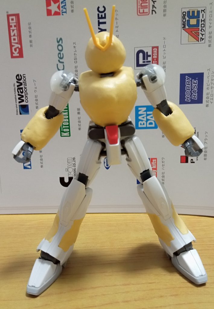 今回は、家にあったジャンクから作りました。使ったのは、スターゲイザーです。肩にUVレジンを使い、胴体や頭、腕に足はパテを使いました。