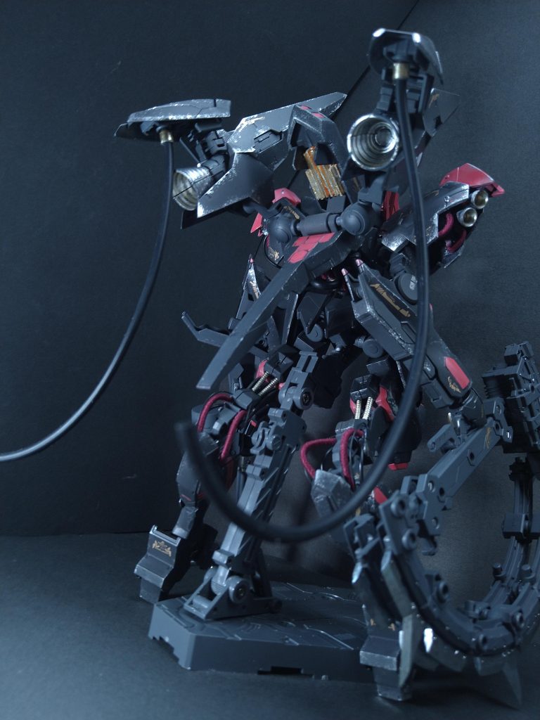 バックショット。今回はパイピングに力を入れて制作しました。足と足をつなぐフレーム部分と、胴体が主にメインなのですが…胴体のが思ったより見えない…個人的お気に入りは、ブースターユニットに垂れ下がっているケーブル部分です。ブースターユニットはフラウロスのものを逆さにつけて、しいたけディティールでそれっぽく。