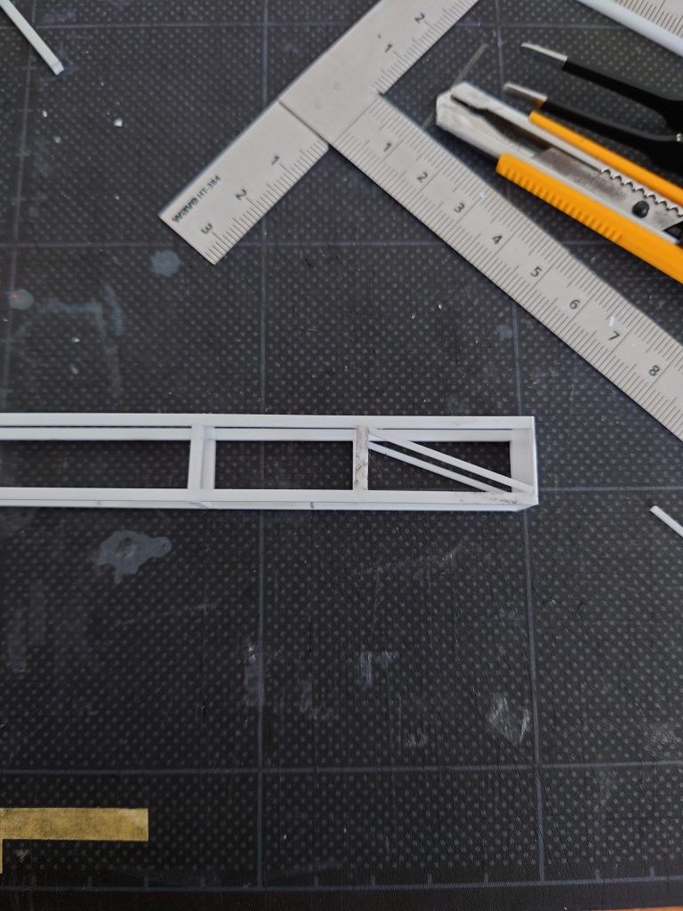 ミリ単位のパーツ切出しは神経使います。0,3ミリ長さが違うと入らなかったり、緩かったりと大変でした。
