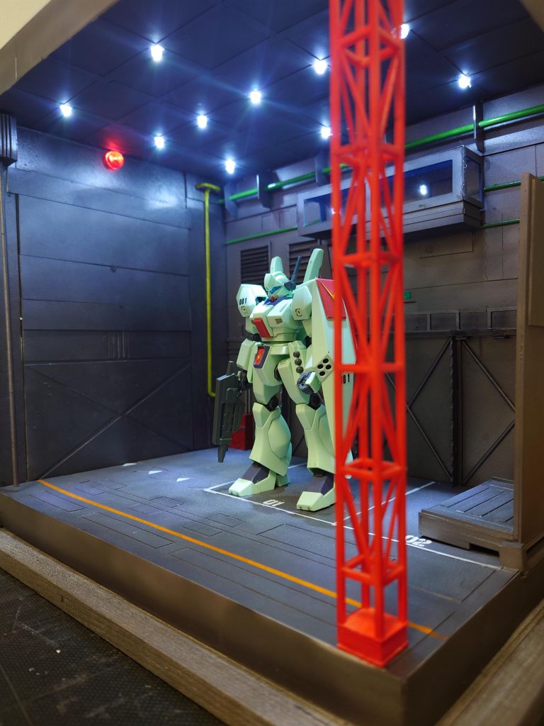 天井を支えてる鉄骨はアピールのため、赤で塗りました。これも手作り。愛情込めました🥺